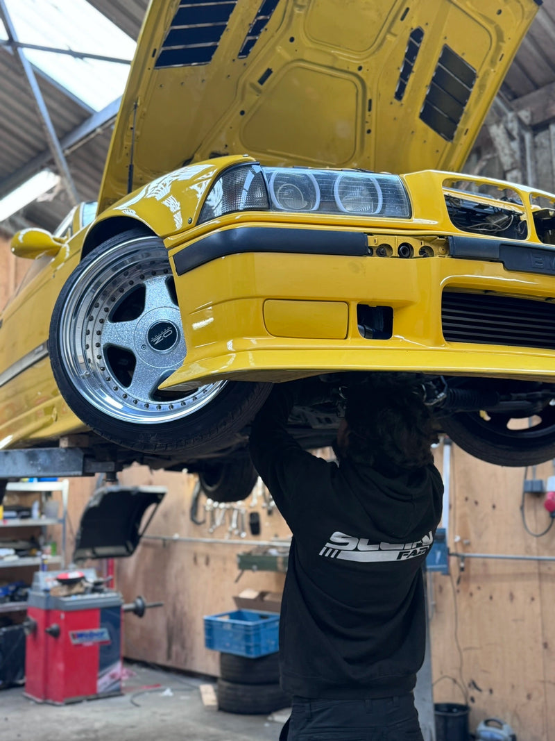 SleinFab installing parts on the Drift_Banana E36