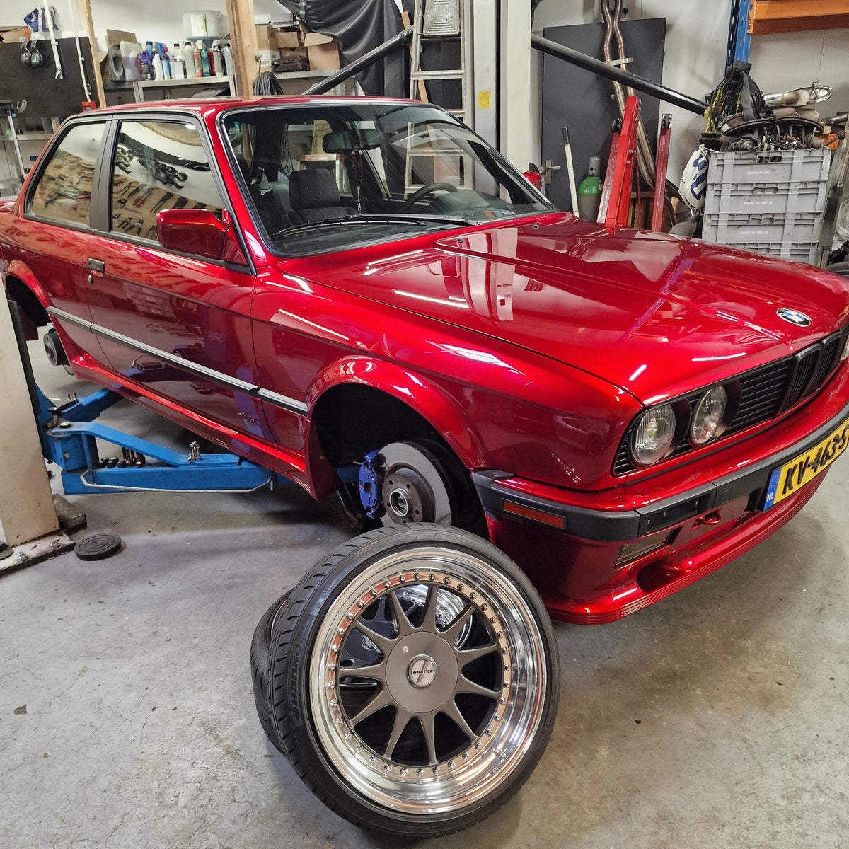 S54B32 geswapte BMW E30 Coupe op Hartge drie delige velgen