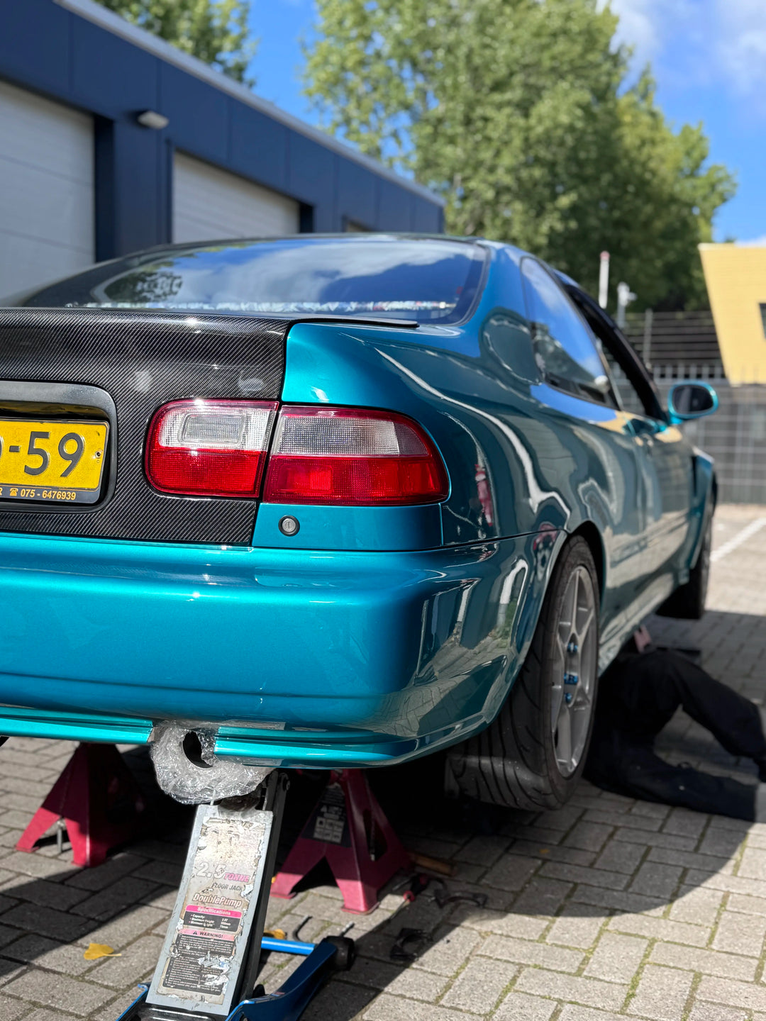 Een K20 geswapte Honda Civic EJ2 met een custom RVS uitlaatsysteem van SleinFab