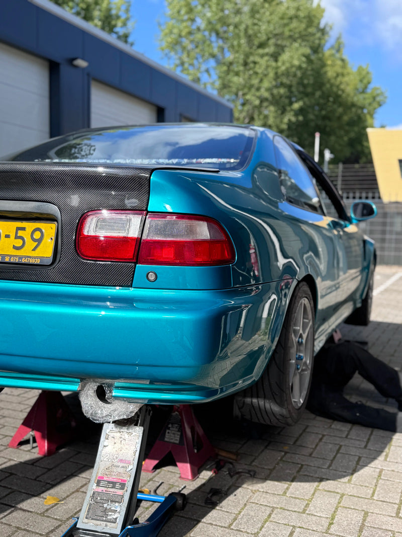 Een K20 geswapte Honda Civic EJ2 met een custom RVS uitlaatsysteem van SleinFab