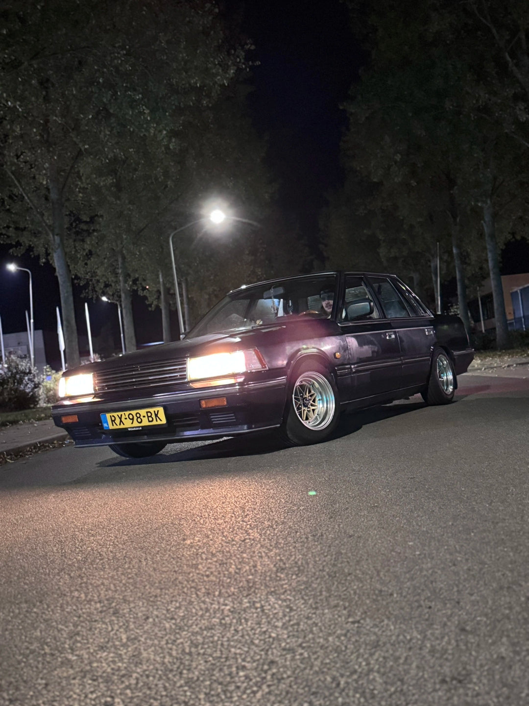 Nissan Laurel C32 op small wheels met een custom uitlaat