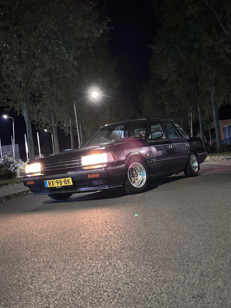 Nissan Laurel C32 op small wheels met een custom uitlaat