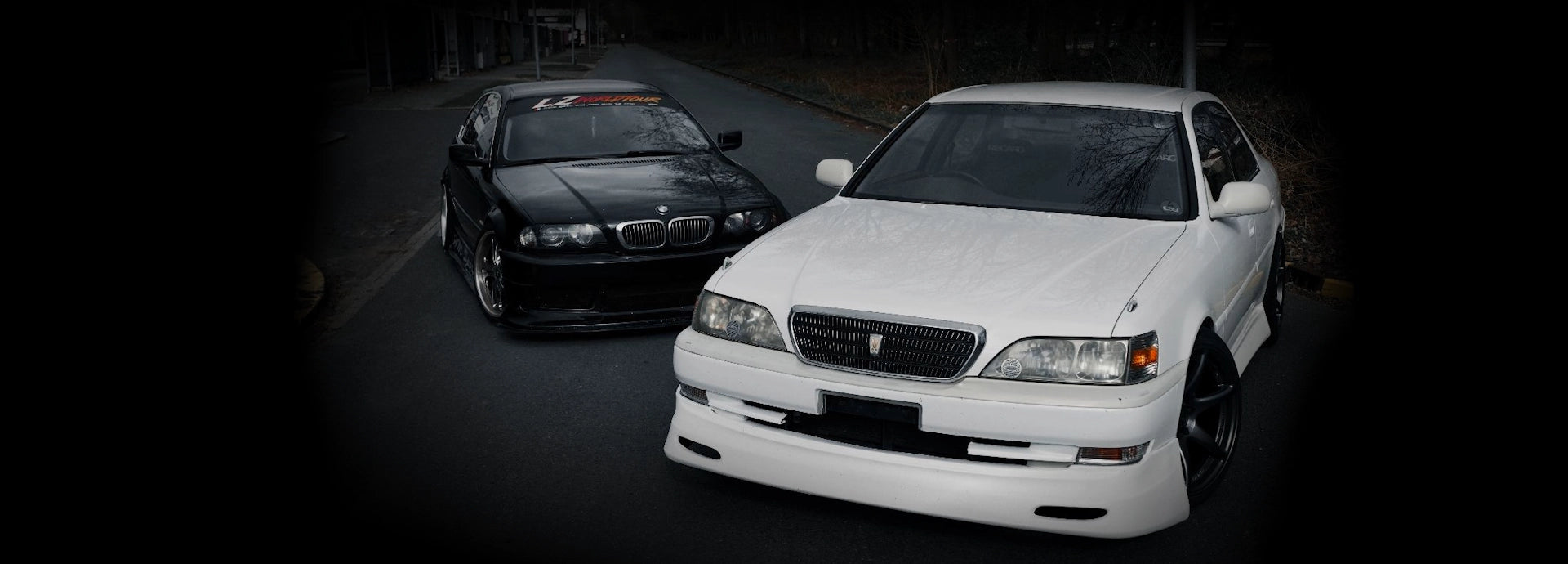 Modificatie en tuning van JDM auto's met een witte Toyota Cresta drift car en een verlaagde zwarte BMW 3-serie.