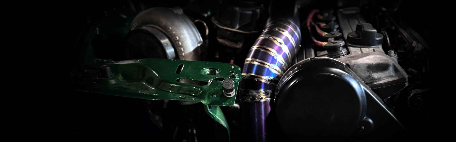 Getunede motorruimte met een grote Garrett turbocharger en een custom TIG-gelaste titanium intercoolerbuis.